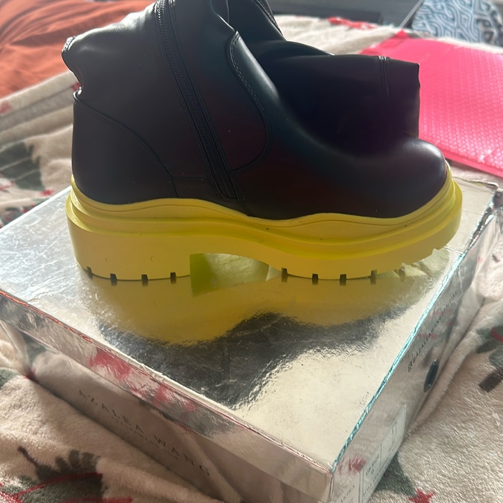 AZALEA WANG CENTERPIECE 4 WAY STRETCH BOOT IN YELLOW Size 9